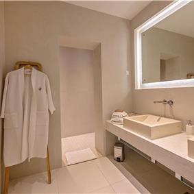 4 Bedroom Villa with Pool, Sumartin, sleeps 8